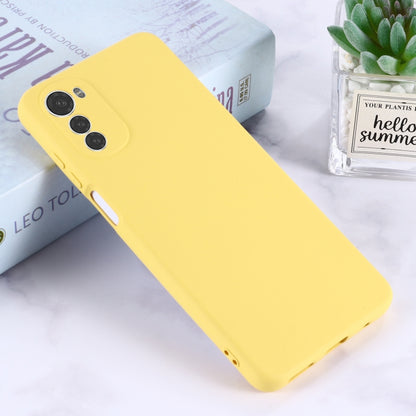 For Motorola Moto E32 4G Pure Color Liquid Silicone Shockproof Phone Case(Yellow) - Motorola Cases by PMC Jewellery | Online Shopping South Africa | PMC Jewellery | Buy Now Pay Later Mobicred